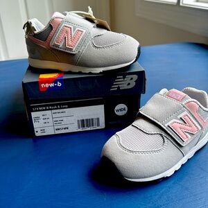 New with tags girls New Balance “wide” B-Hook & Loop shoes.